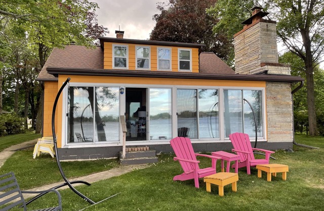 Spacious Retreat on Kelly Lake that will accommodate the entire family!