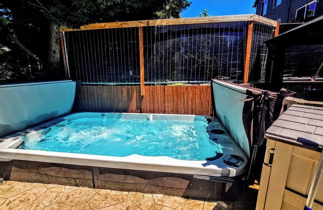 Spacious Retreat W/ Swim Spa & Full Kitchen