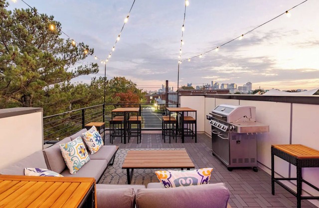 Spacious Rooftop Retreat & Skyline Views