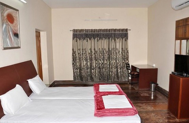Amplia habitación en una zona tranquila