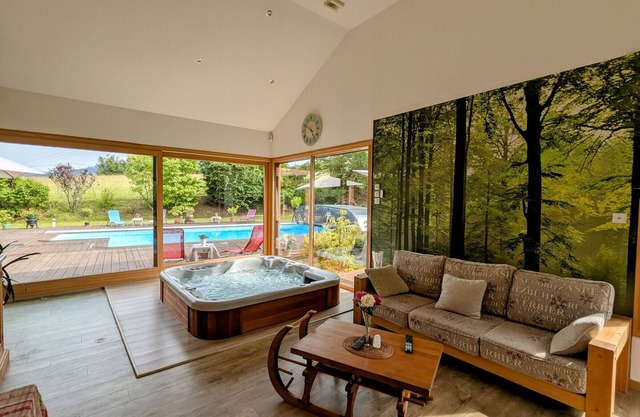 Habitación espaciosa con balcón y acceso a piscina climatizada
