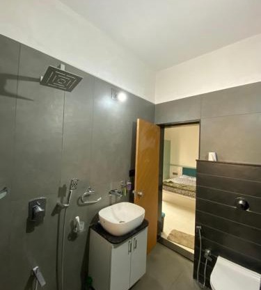 Spacious room with modern touch