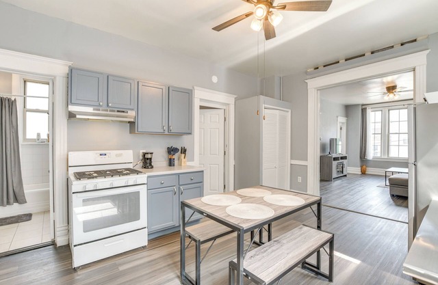 Spacious Roscoe Village Apt w/ Home Office!