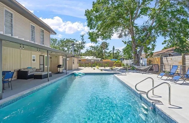 Spacious salt water pool home minutes from Siesta Key & downtown