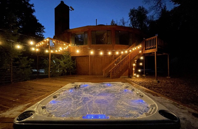 Spacious Secluded Cabin on 9 acres Hot Tub Outdoor Dining Private Trails