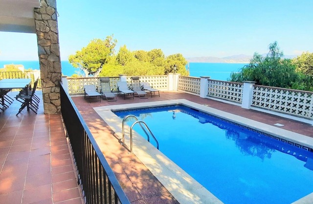 Apartamento Amplio en Cap Ras con Piscina y Terraza - 4 Hab, Admite Mascotas, Cerca de la Playa