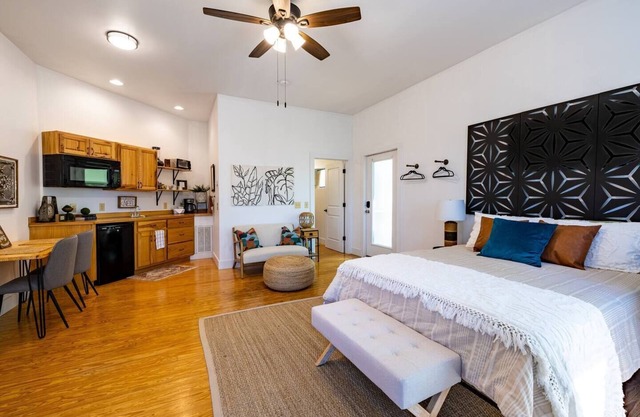 Spacious Secluded Upscale King Studio in Mentone