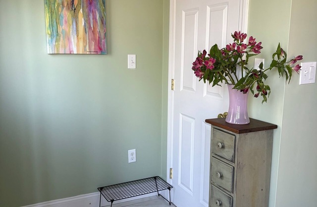 Charming, centrally located 2-bedroom home in enchanting Salem