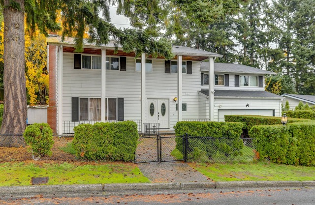 Spacious Shoreline Villa - 10 Mi to Space Needle!