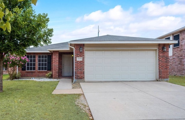 Spacious single story 3 bedroom 2 king bed with Large Back Yard!
