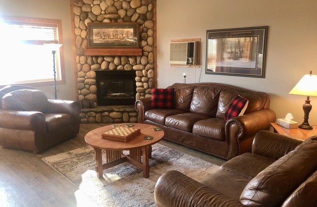 Spacious Ski-in Ski-out / Golf condo ..ski down to the lift