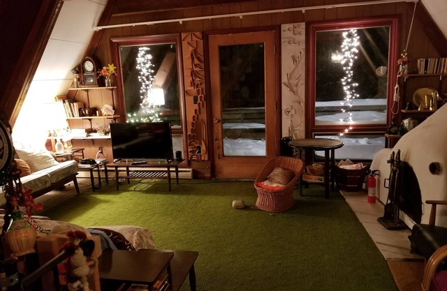 Spacious Skihouse on MRG with Deck, 2 Kitchens, W/D, Minutes from Foliage Rides