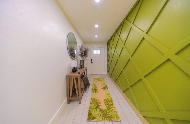 Spacious Sleeps 14-Near SRQ, AMI, Beaches-Game Room-Jacuzzi-Outdoor Fun-Bunk Bed