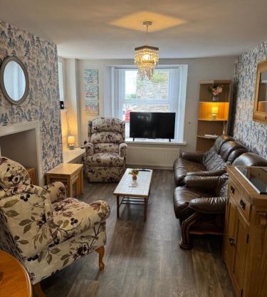 Spacious, sleeps 7, two baths, central Saltash
