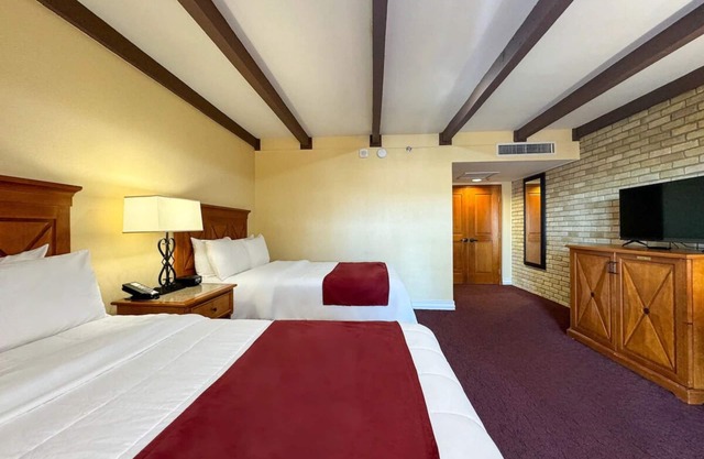 Spacious Stay w/ Fitness & Pool Access Near Historic Landmarks & Local Dining