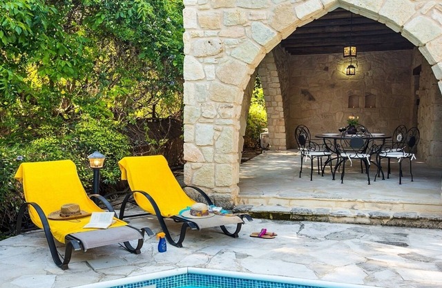 Villa Anthea: ¡Villa espaciosa de piedra con piscina privada ubicada en los campos de naranjos en Miliou Village! - Wi-Fi gratis