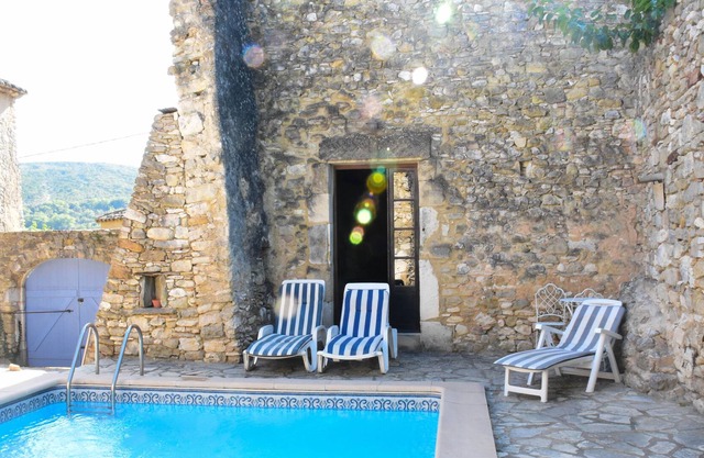 Amplia casa de piedra con piscina privada