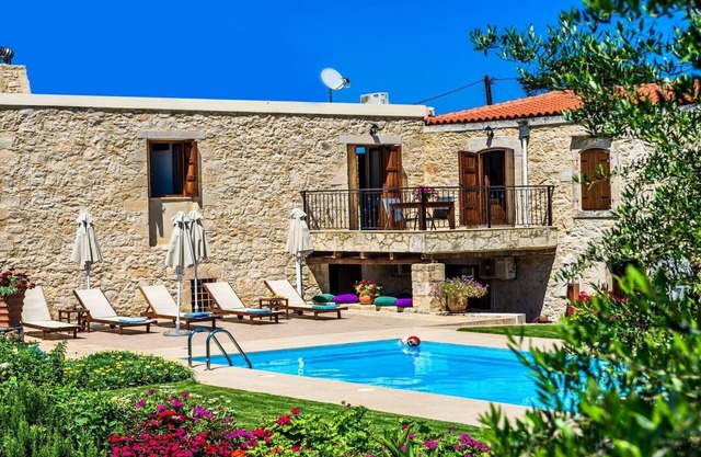 Amplia villa construida en piedra en un entorno tranquilo con piscina y amplio jardín.