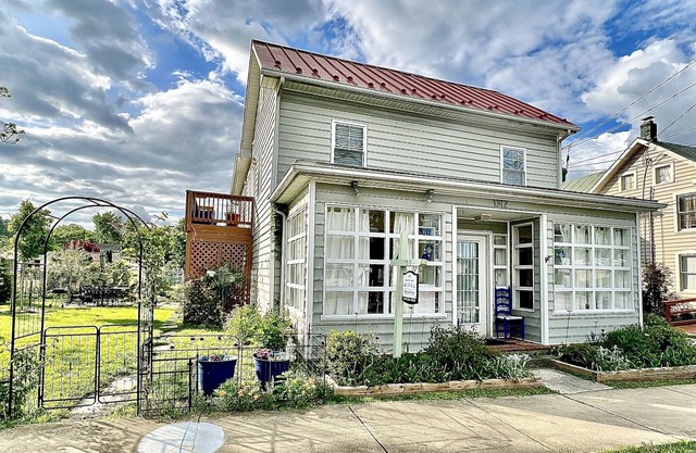 Spacious studio apartment with full kitchen, centrally located