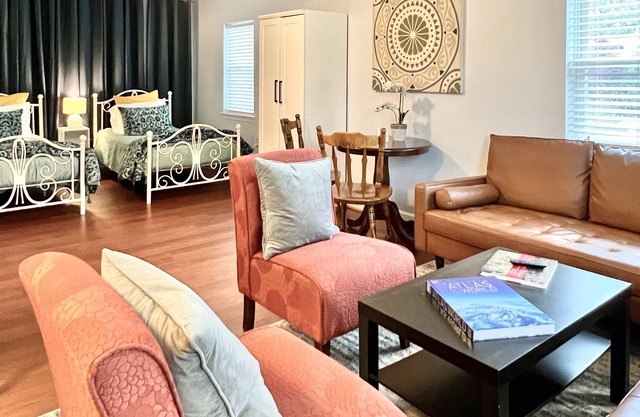 Spacious studio apartment with 2 twin beds, centrally located