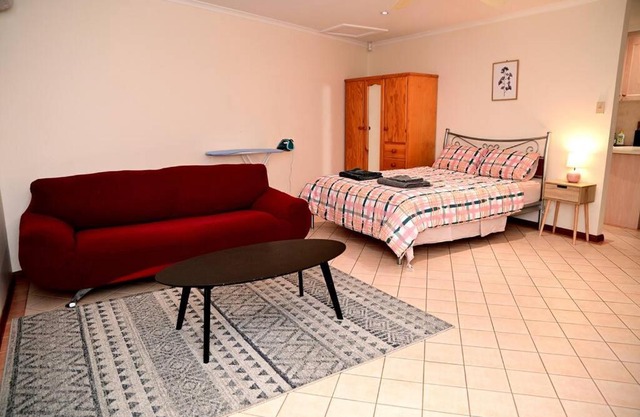 Spacious studio in AliceSprings QueenBed+KSAirbed