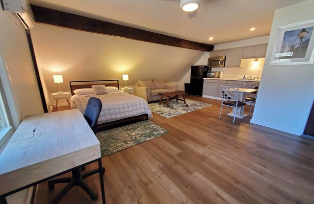 Spacious Studio in Forested Neighborhood, Quiet and Cozy