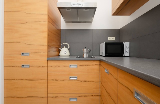 Spacious Studio & Parking by Renters