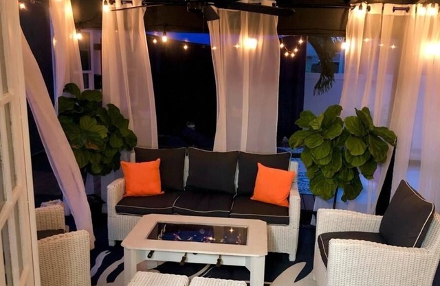 Spacious studio w/ spa and pool!