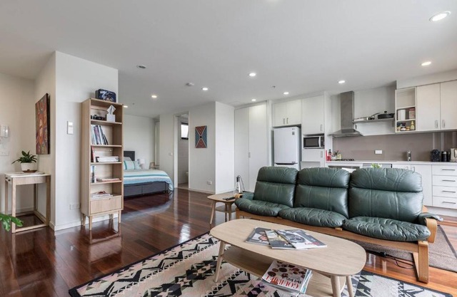 Spacious Studio with Balcony in Eclectic Brunswick