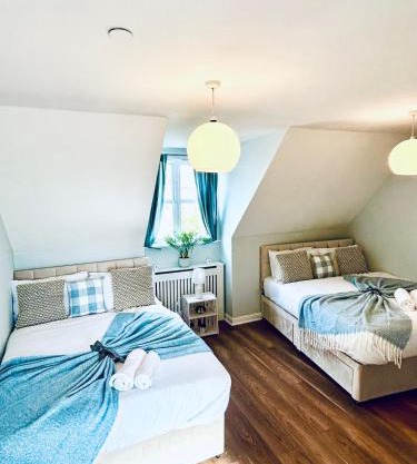 Spacious stylish 4BR House Perfect For Families, Groups & Contractors in Bluewater- Dartford-with Pool Table & Free Parking