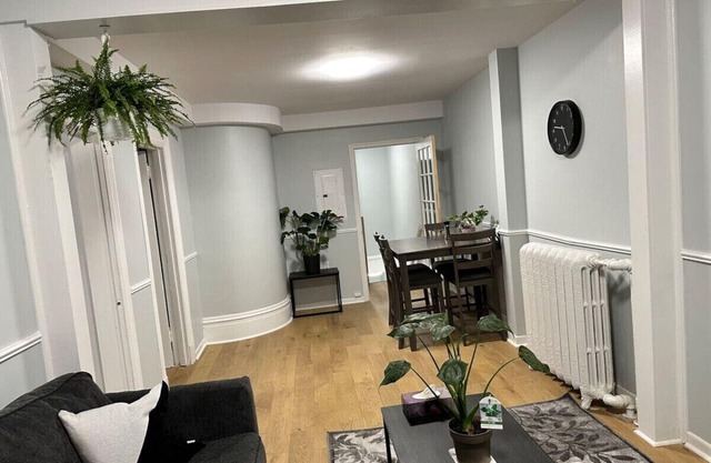 Spacious Stylish Gem ~ Steps from the Pier ~ Parking