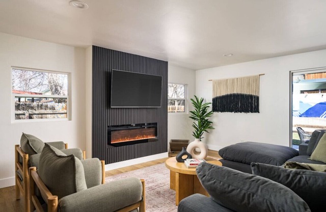 Spacious + Stylish Home w/HotTub 12min to Downtown