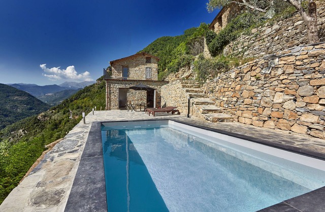 Amplio, casa de vacaciones con estilo para 6. piscina privada, terrazas y vistas a la montaña.