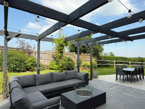 Spacious Stylish Modern House - Sleeps 8 4BR