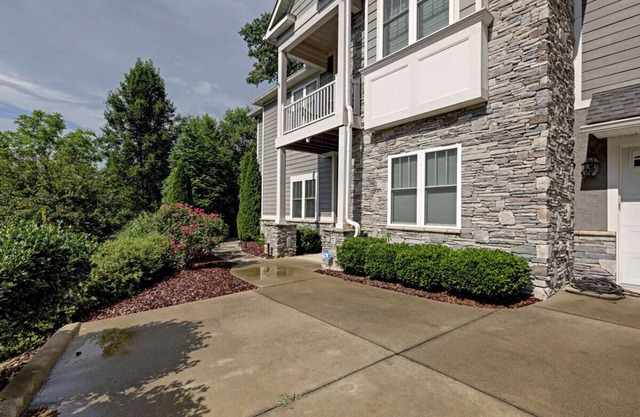 Spacious Suite Near Downtown Asheville With Patio and Parking — free Biltmore pass.
