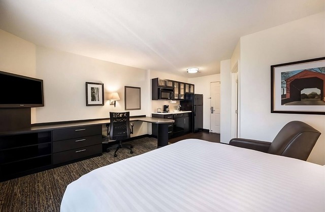 Spacious Suite w/ Kitchenette and Working Desk - Budget Friendly stay