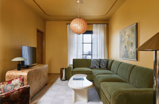 Spacious Suite with Kitchenette, Pets Allowed, Close to Speed Art Museum!
