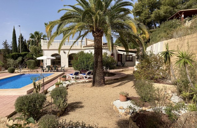 casa de verano amplia con 3 dormitorios; 6 camas, piscina privada, wifi, mar y montaña