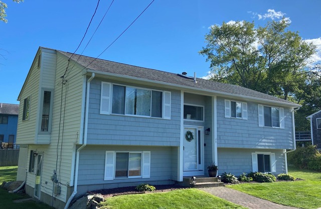 Spacious Summer Rental in Bonnet Shores/Narragansett, RI. Close to area beaches.