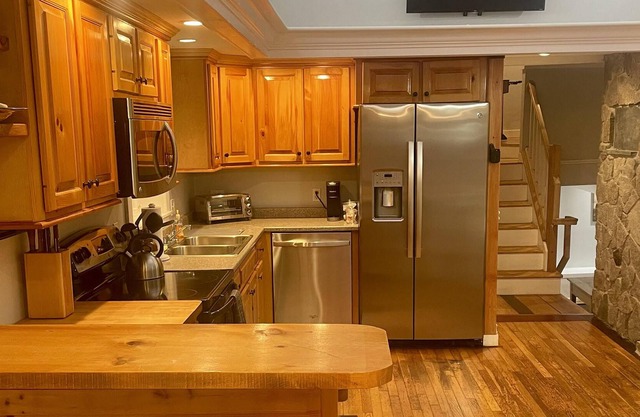 ★Spacious Sunapee Harbor Village Home w/ King Bed