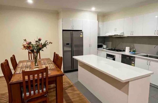 Spacious & Sunny 2BR with garage,11 min to airport