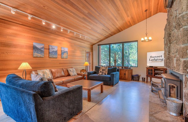 Spacious 3BR Sunriver Home Game Room, Golf Course View,10 SHARC ,Sleeps 10+