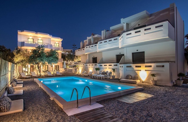 Amplia habitación superior con vista a la piscina