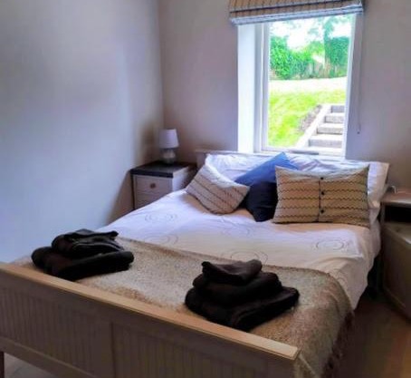 Spacious Thatched cottage with modern facilities in seaside village
