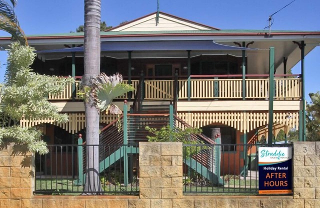 Spacious top floor 4 bedroom unit - walking distance to beach