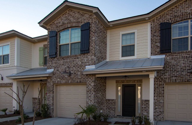 Spacious townhome in great island location! STELLAR RATES!