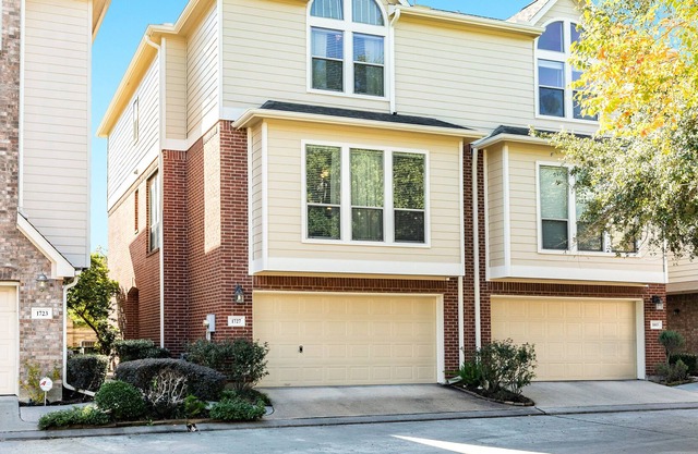 Spacious townhome in gated community with central AC & full kitchen