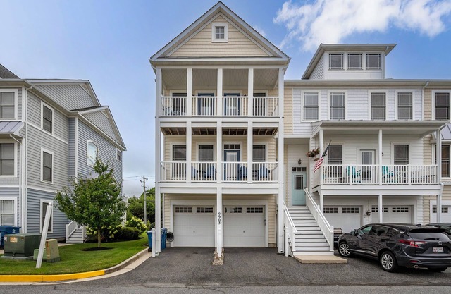 Spacious Townhome | Pool | Bay Views | Shopping