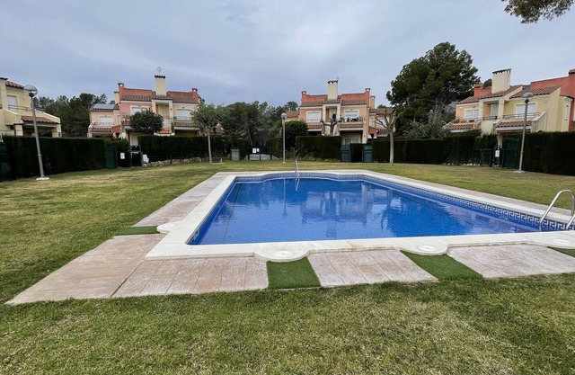 Casa adosada familiar con jardín, barbacoa y piscina en zona tranquila de Miami Playa