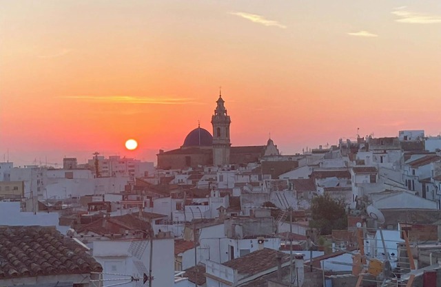 Spacious townhouse with roof terrace and amazing views over old town. Sleeps 6.